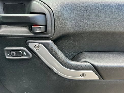 Used 2018 Jeep Wrangler Unlimited Sahara AWD/4WD image 19