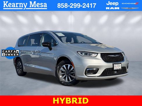 Used 2024 Chrysler Pacifica Select image 1