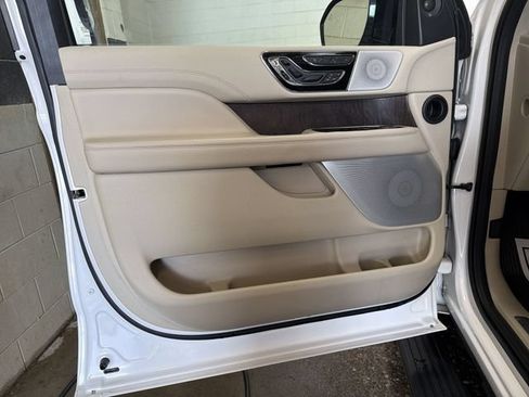 Used 2019 Lincoln Navigator Reserve AWD/4WD image 13