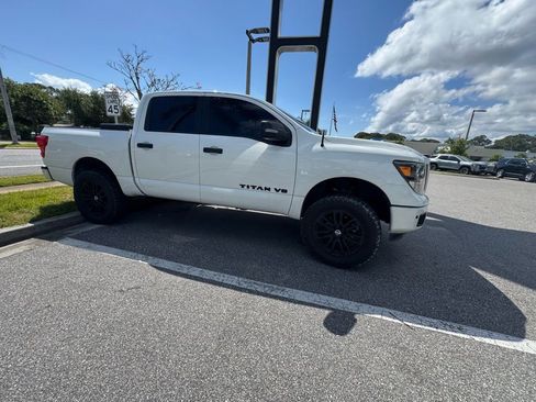 Used 2019 Nissan Titan SV w/ SV Convenience Package image 3