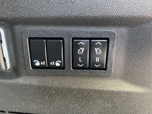 Used 2022 Chevrolet Tahoe LT w/ Luxury Package AWD/4WD image 32