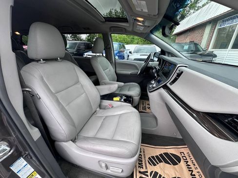 Used 2017 Toyota Sienna XLE w/ XLE Navigation Package AWD/4WD image 10