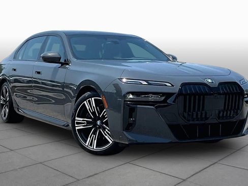 Used 2023 BMW 760i xDrive w/ Luxury Rear Seating Package AWD/4WD image 2