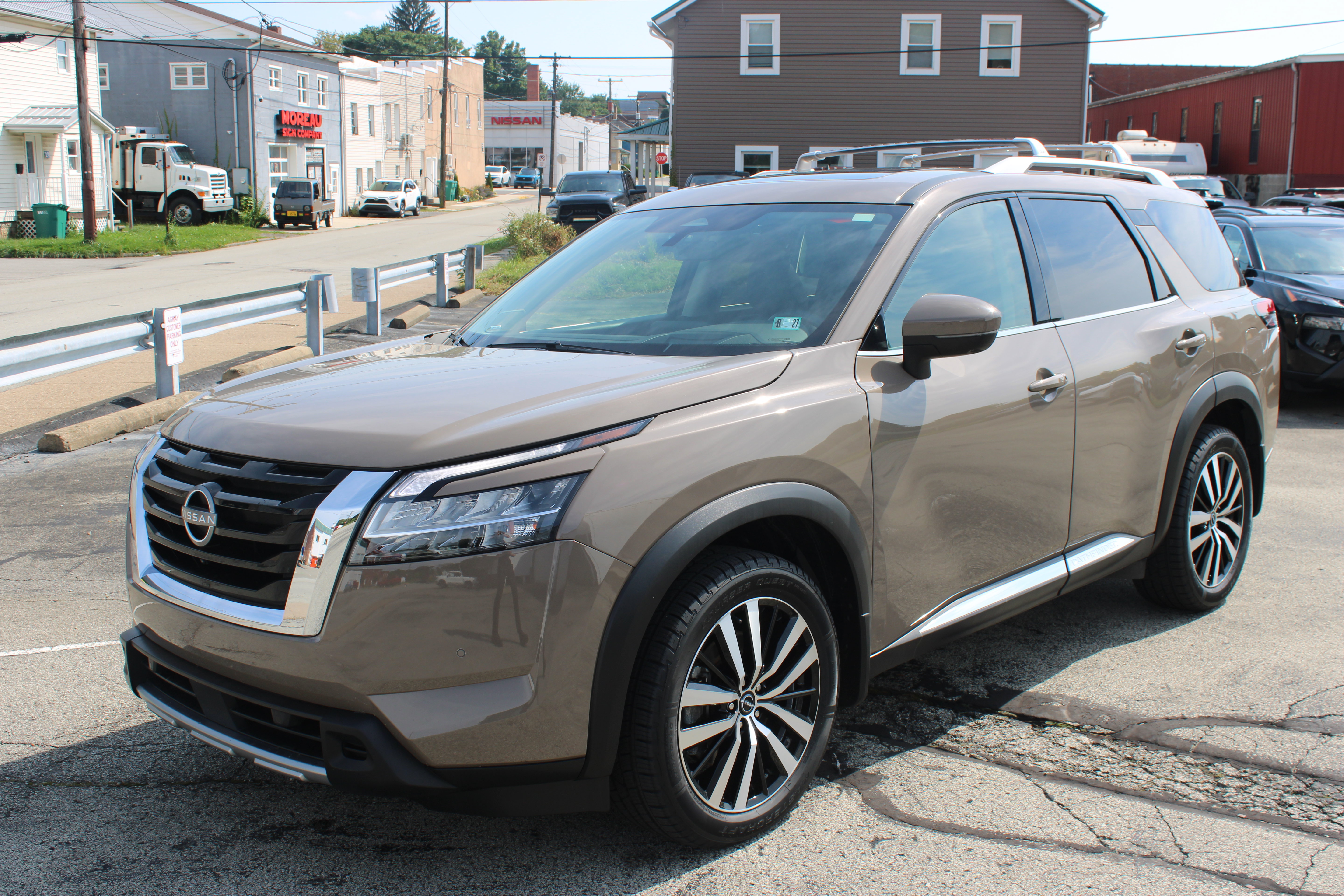 Certified 2024 Nissan Pathfinder Platinum w/ Cargo Package AWD/4WD image 1