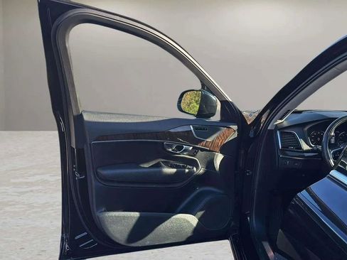 Used 2016 Volvo XC90 T6 Momentum w/ Momentum Plus Package image 9