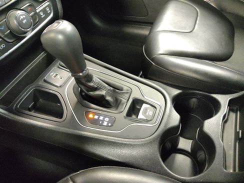 Used 2021 Jeep Cherokee Latitude Plus FWD image 26