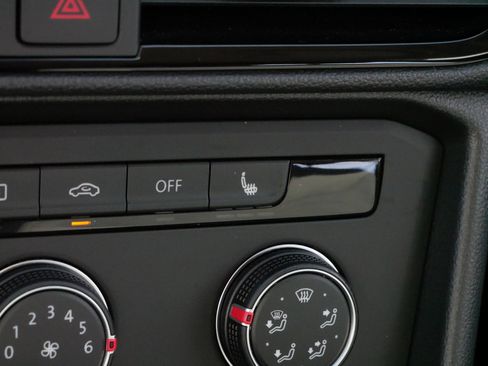 Certified 2022 Volkswagen Taos SE image 28