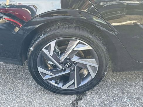Certified 2025 Hyundai Elantra SEL image 6