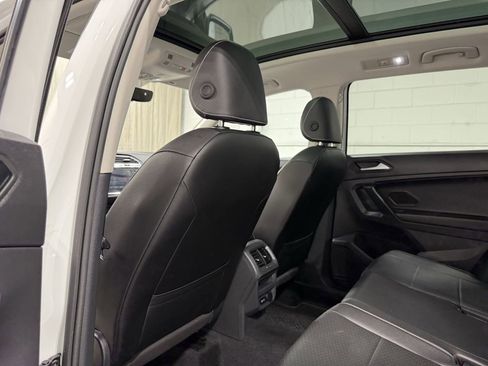 Used 2021 Volkswagen Tiguan SE w/ Panoramic Sunroof Package image 35