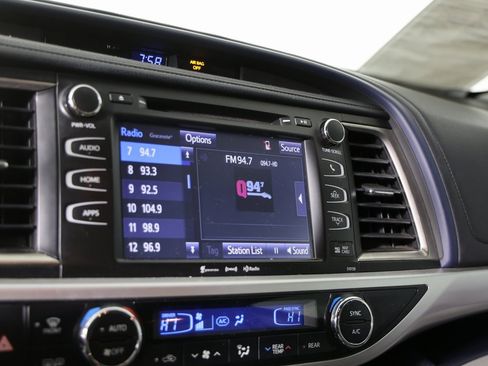 Used 2016 Toyota Highlander XLE image 19