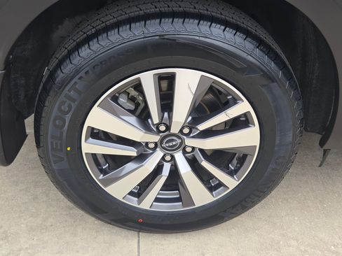 Certified 2023 Nissan Pathfinder SL w/ Black Appearance Package FWD image 32