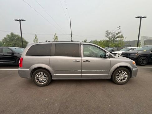 Used 2015 Chrysler Town & Country Touring-L w/ Driver Convenience Group FWD image 4