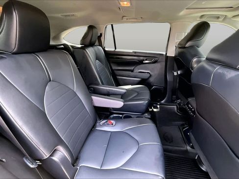 Used 2021 Toyota Highlander XLE AWD/4WD image 20