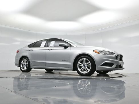 Used 2018 Ford Fusion SE image 3