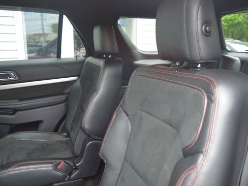 Used 2018 Ford Explorer XLT w/ Equipment Group 202A FWD image 16