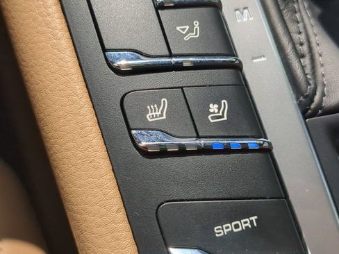 Used 2018 Porsche Macan AWD/4WD image 23