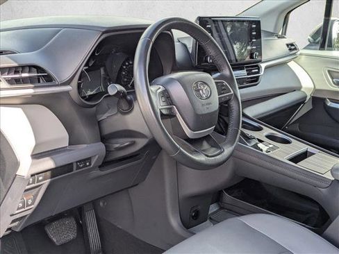 Used 2024 Toyota Sienna XLE image 9