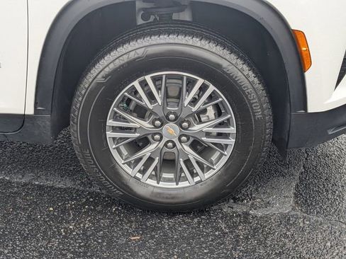 Used 2025 Chevrolet Traverse LT image 11