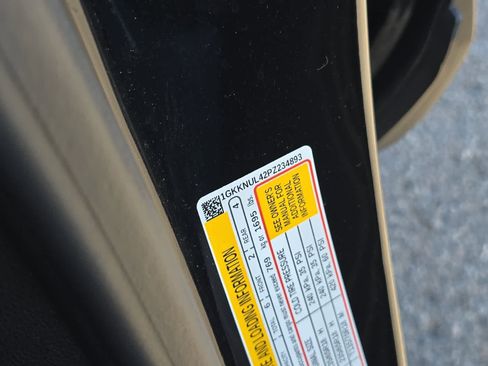 Used 2023 GMC Acadia SLT image 30