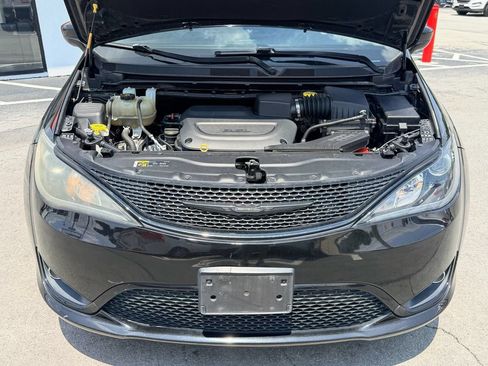 Used 2020 Chrysler Pacifica Touring-L w/ S Appearance Package FWD image 26