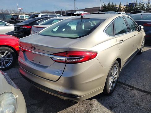 Used 2017 Ford Fusion SE w/ Fusion SE Technology Package image 3
