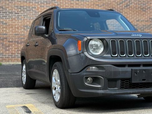 Used 2018 Jeep Renegade Latitude FWD image 2