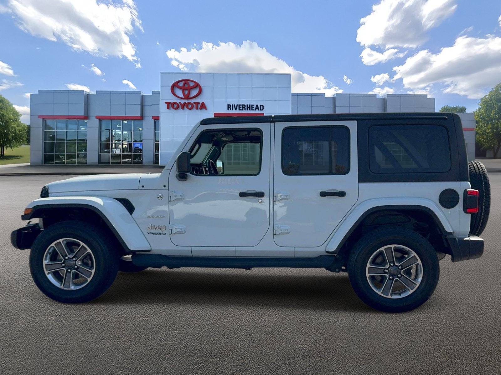 Used 2021 Jeep Wrangler Unlimited Sahara w/ Dual Top Group AWD/4WD image 4