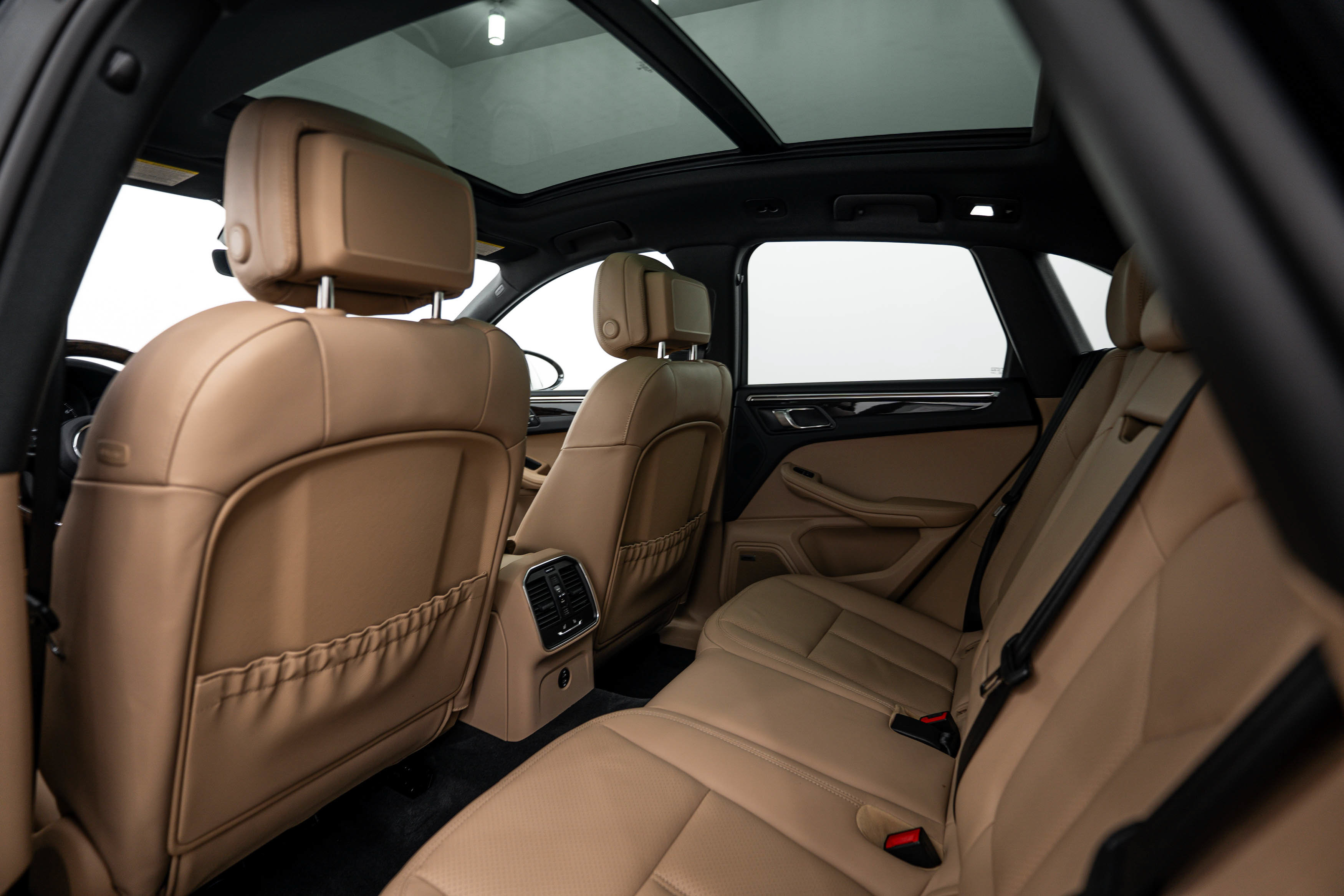 Certified 2025 Porsche Macan AWD/4WD image 21