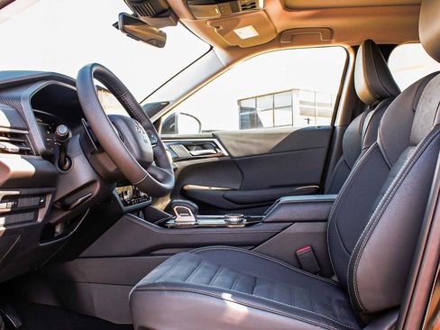 New 2025 Mitsubishi Outlander SE image 29