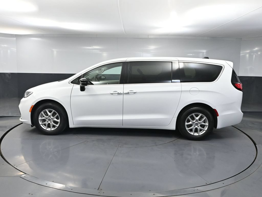 Used 2024 Chrysler Pacifica Touring-L FWD image 6