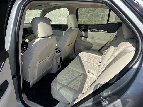 Used 2023 Buick Envision Avenir image 23