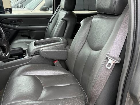 Used 2006 Chevrolet Silverado 2500 LT w/ Heavy-Duty Power Package AWD/4WD image 2