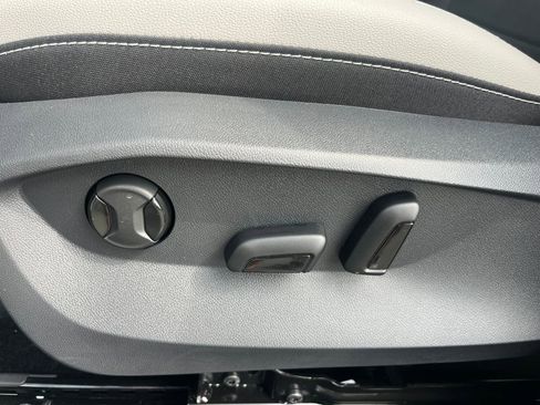 New 2025 Volkswagen Taos SE image 8