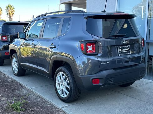 New 2023 Jeep Renegade Latitude w/ Premium Group image 4