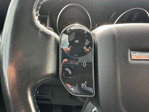 Used 2020 Land Rover Discovery SE image 15