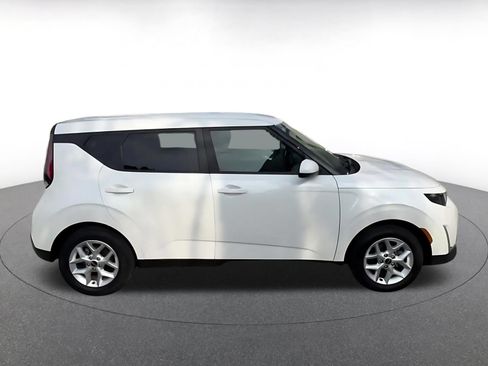 Used 2025 Kia Soul LX w/ LX Technology Package FWD image 16