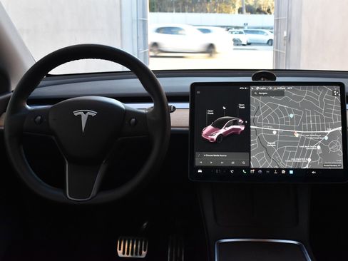 Used 2021 Tesla Model Y Long Range image 25