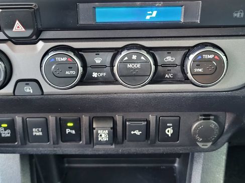 Used 2022 Toyota Tacoma TRD Off-Road w/ Technology Package AWD/4WD image 13
