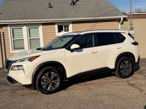 Used 2022 Nissan Rogue SV w/ SV Premium Package image 2