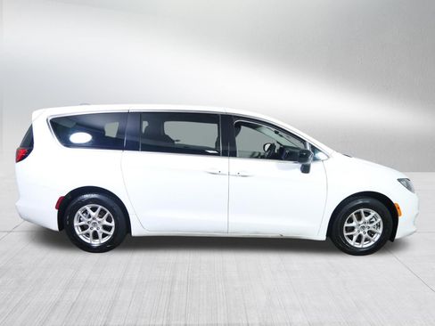 Used 2024 Chrysler Voyager LX FWD image 8