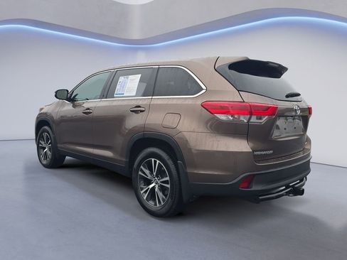 Used 2019 Toyota Highlander LE image 3