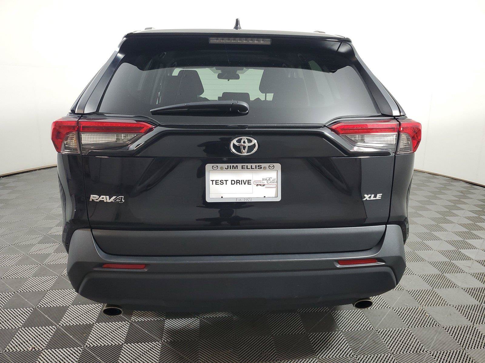 Used 2025 Toyota RAV4 XLE FWD image 5