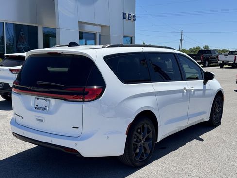 Used 2023 Chrysler Pacifica Touring-L w/ S Appearance Package AWD/4WD image 5