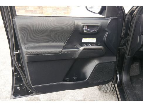 Used 2019 Toyota Tacoma TRD Off-Road w/ Technology Package image 9