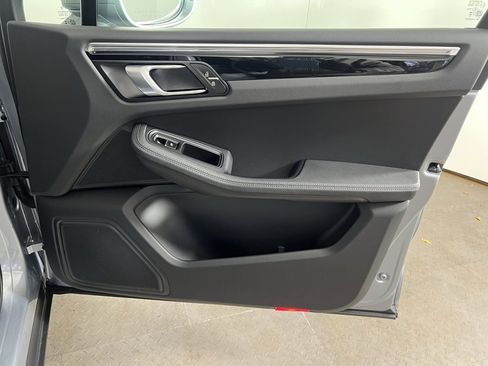 Certified 2025 Porsche Macan image 19