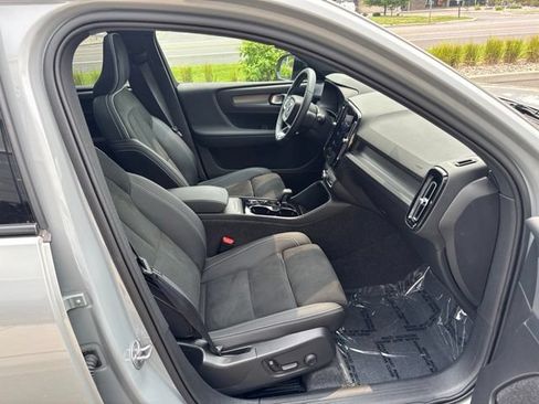 Certified 2025 Volvo XC40 B5 Plus AWD/4WD image 15