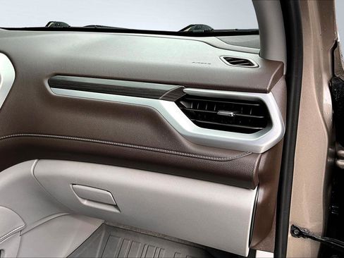 Used 2022 GMC Acadia SLT w/ Technology Package image 17