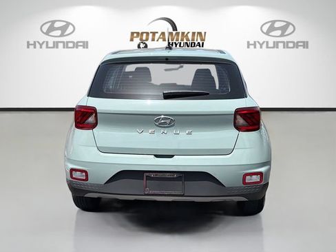 Certified 2025 Hyundai Venue SE FWD image 4