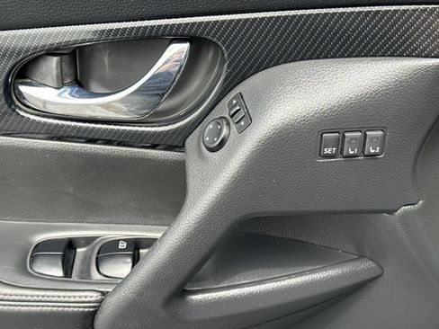 Used 2018 Nissan Rogue SL FWD image 18