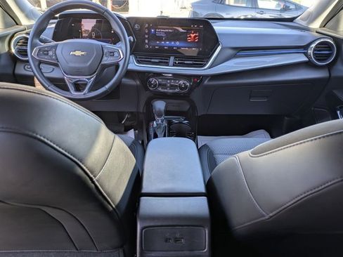 Used 2025 Chevrolet Trax LT w/ LT Convenience Package image 19